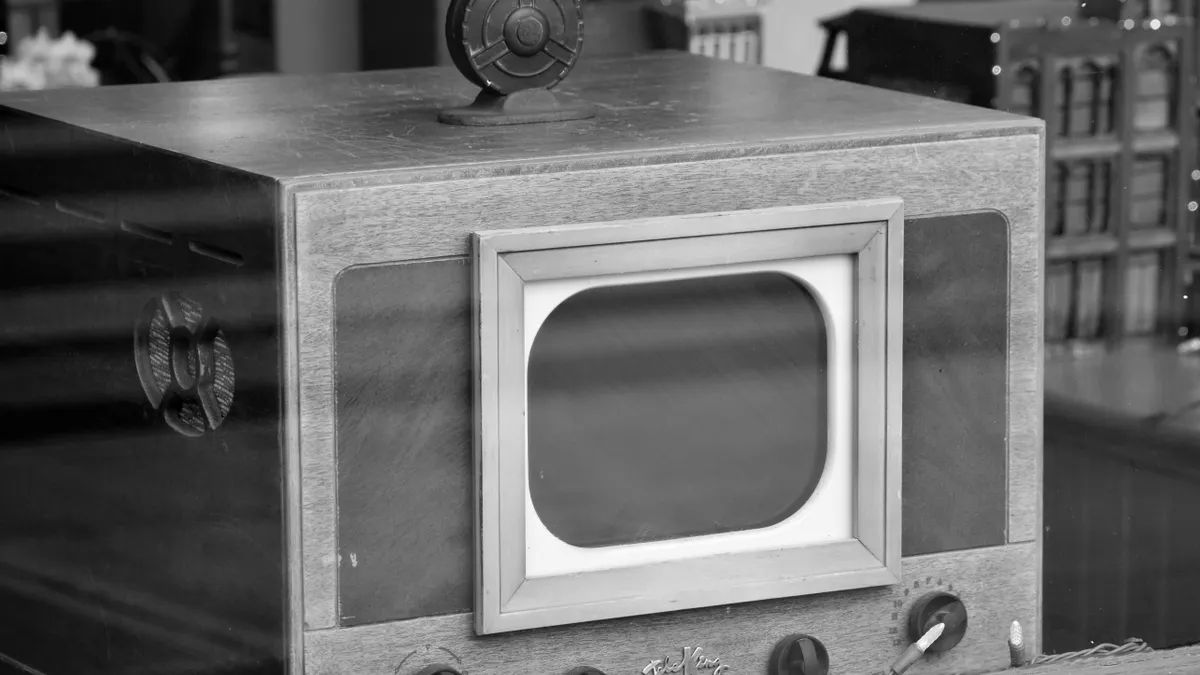 Android TV-boks på TV-benken under test