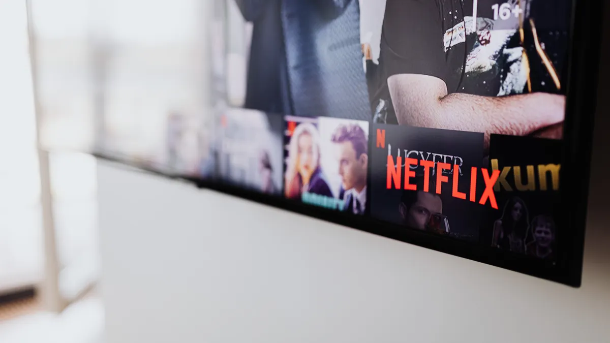 TV-skjerm som viser strømmemenyer, der forskjellen på Android TV og Google TV sitter i forsiden