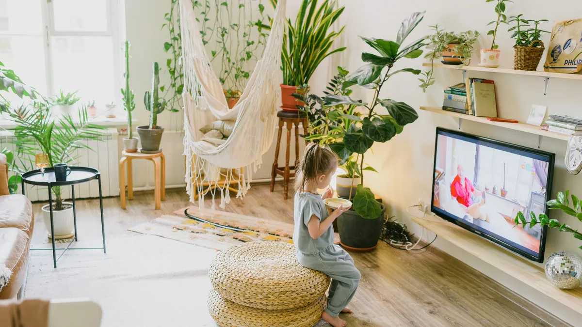Stue med TV der den beste TV-boksen for 2026 er koblet til