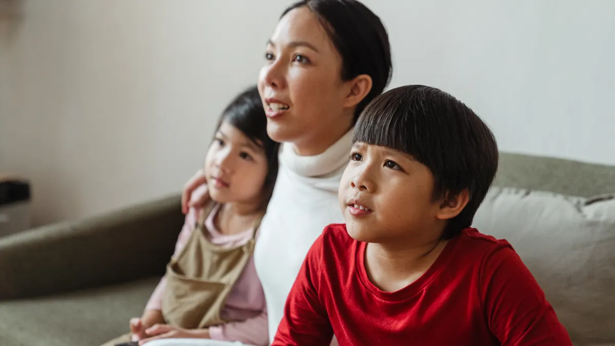 Familie som ser TV hjemme med lovlige strømmetjenester