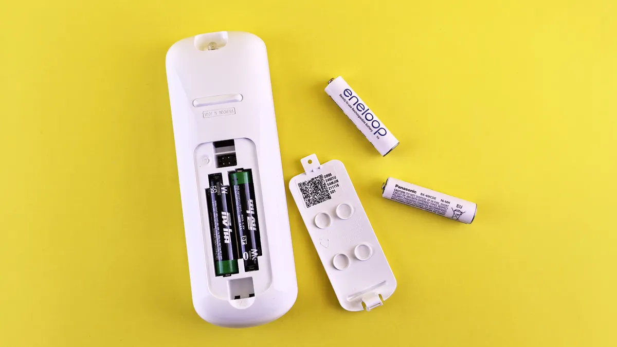 Fjernkontroll med batterirommet åpent, første steg når fjernkontrollen ikke virker på TV-boksen