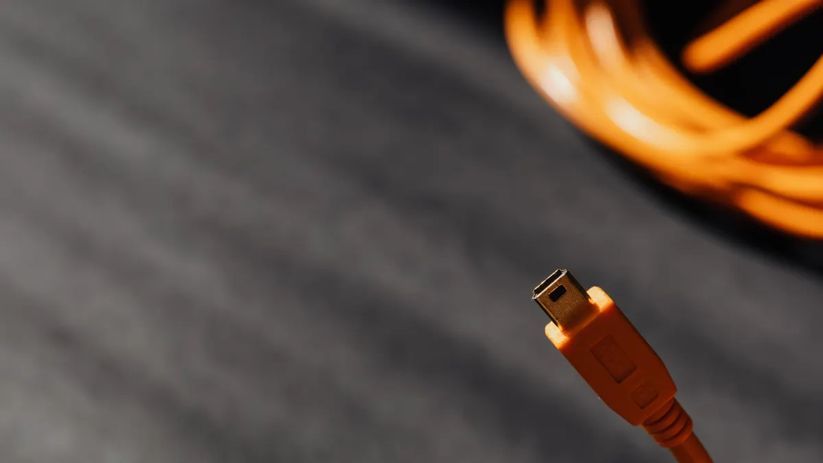 HDMI-kabel i nærbilde, klar til å kobles i TV-en
