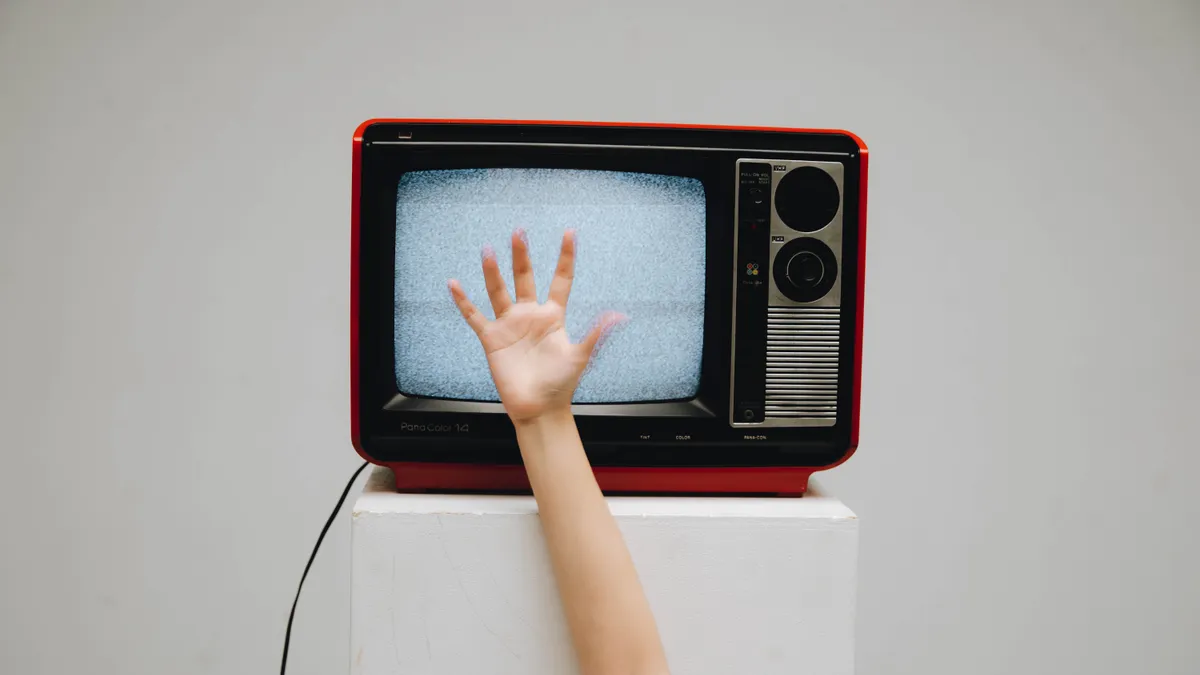 IPTV-boks koblet til TV på en TV-benk