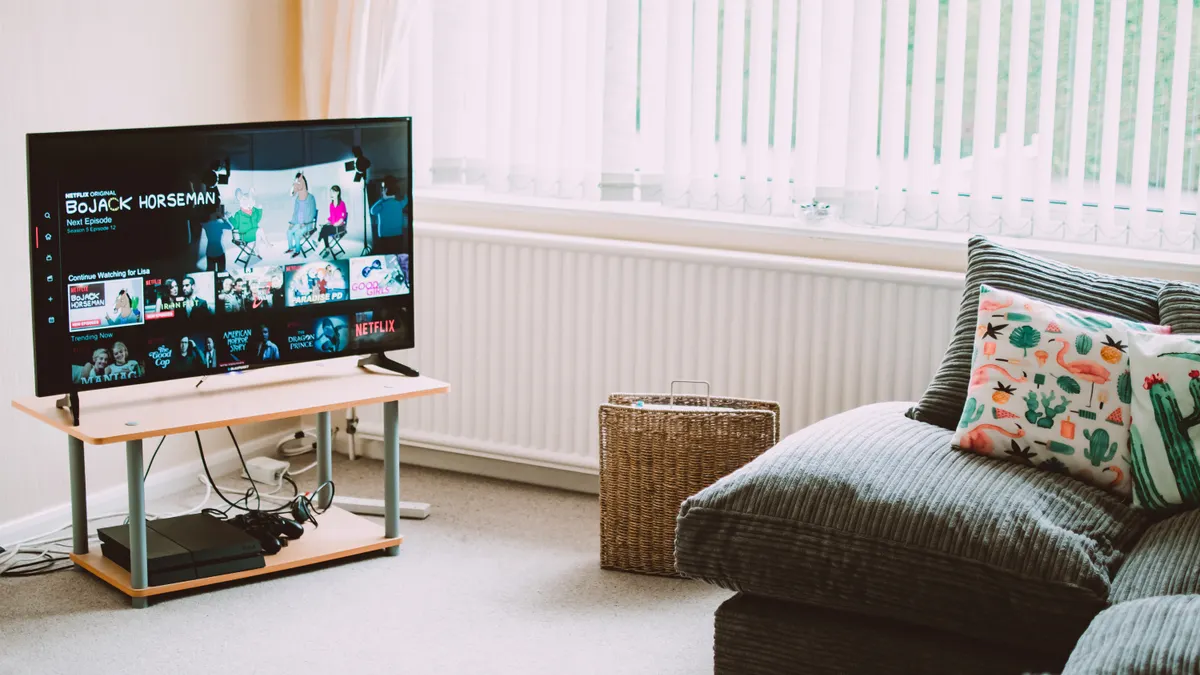 Smart-TV med strømmeapper på hjemskjermen, en vanlig måte å bruke IPTV i Norge på