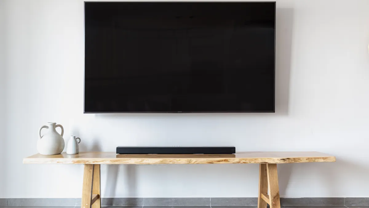 TV-benk med ferdig tilkoblet TV-boks i stua