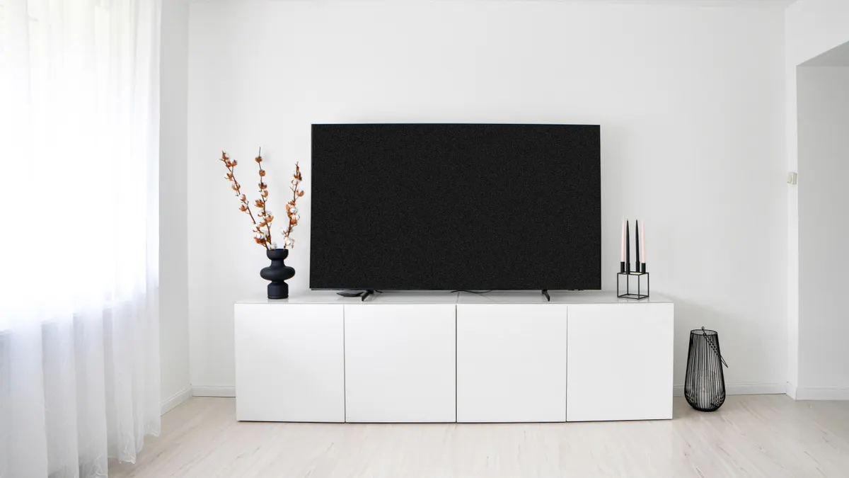 Ryddig TV-benk med TV på hvit mediebenk, testoppsettet for TV-bokser